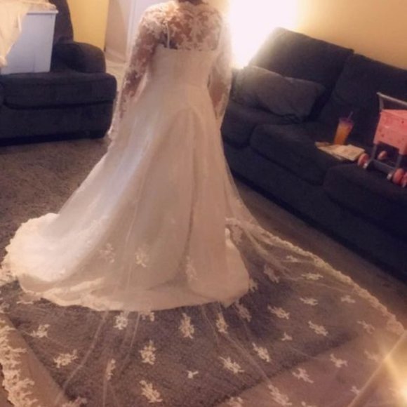 Wedding dress - Picture 2 of 3